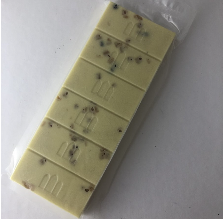 Turrón artesano de chocolate blanco con sabor limón y fruta deshidratada